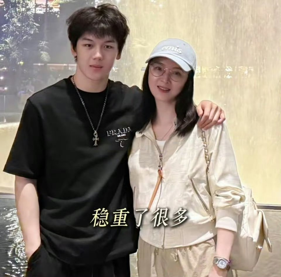 王艳儿子颜值！球球真是诠释男大十八变了，球球是篮球特长生，个子高，身高180➕可