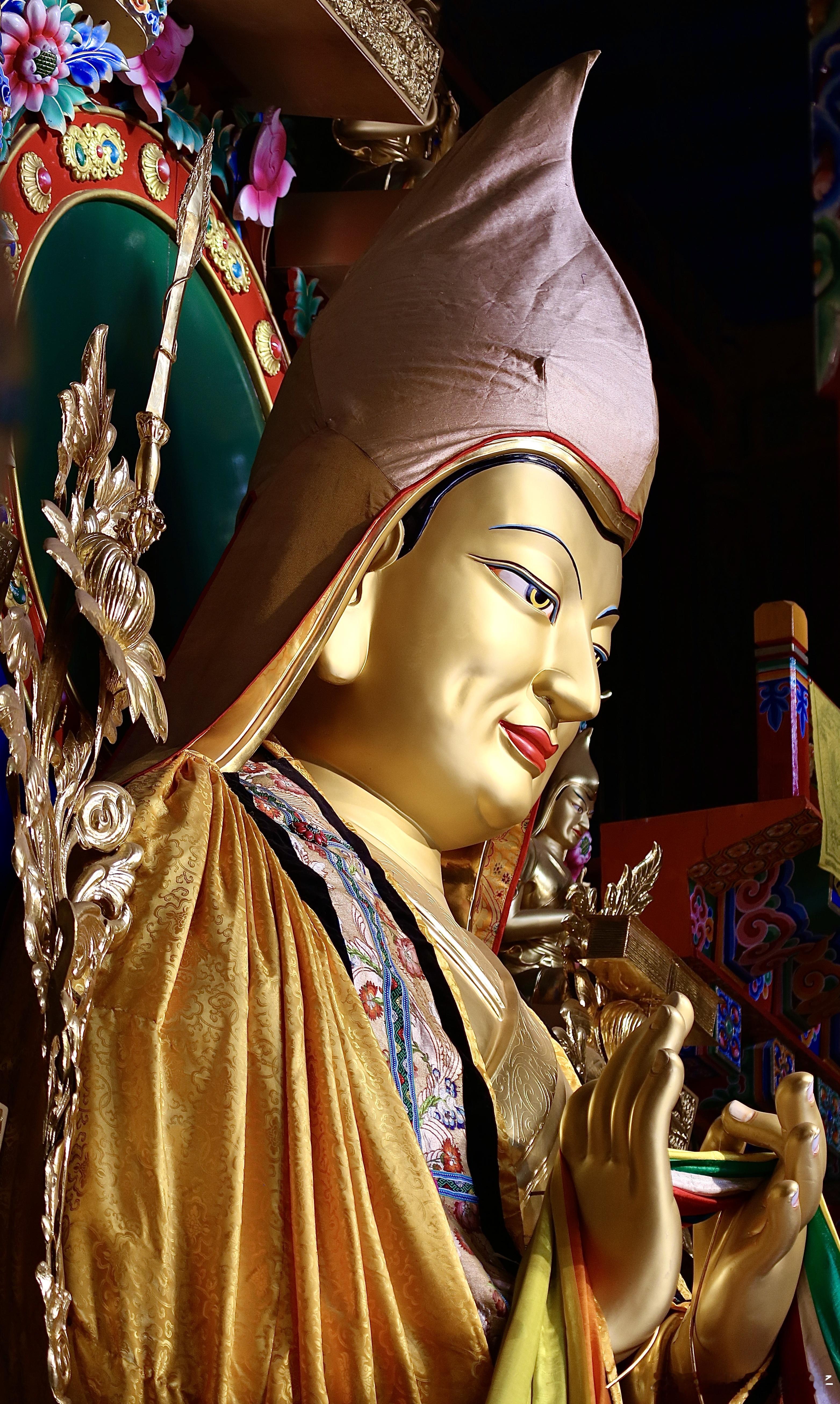 汉藏佛教尊师理念看似有别，内核完全相通。汉传敬重古德祖师，依靠经论戒律锚定修行方