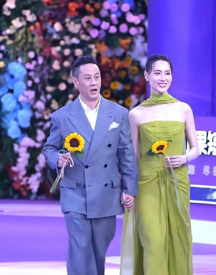 最近梁洛施和男友马浴柯一起出席百花奖闭幕式典礼，两位搭配的都很时尚，看上去也非常