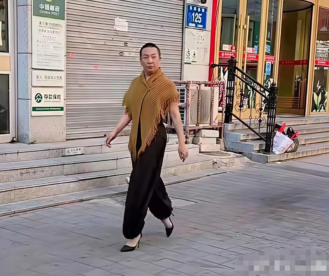 这个世界你到底怎么了？虽然打扮自由是每个人的权利，但是我还是接受不了这种装扮，