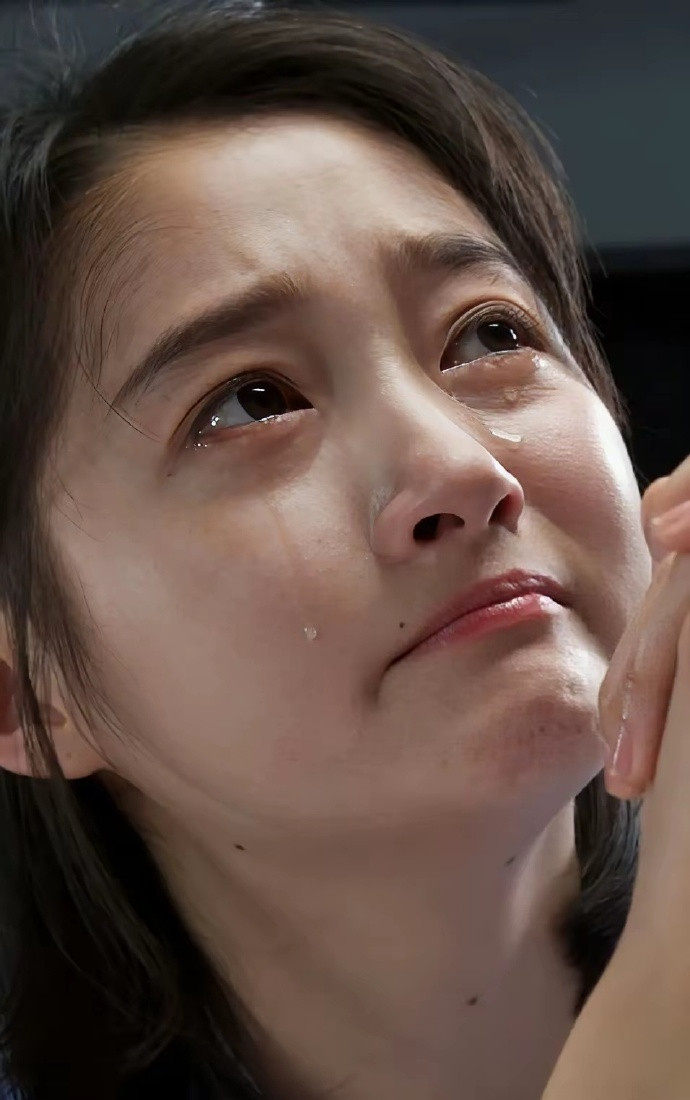 关晓彤的头发为什么长眉毛那去了​​​造型师也不给她修一下这真的好看吗？​