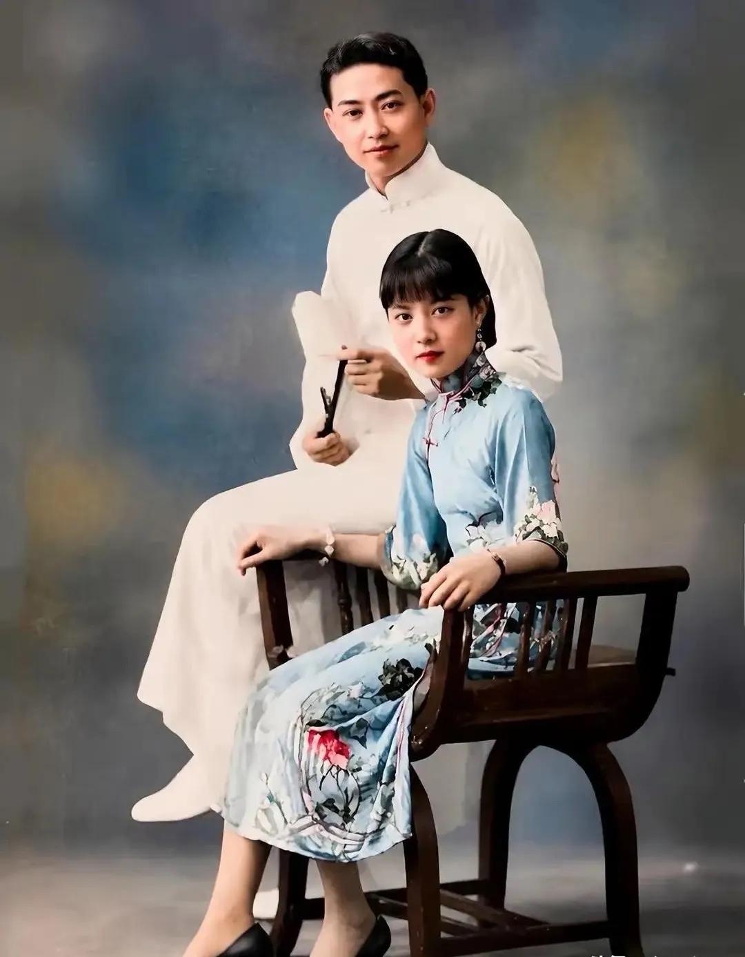 1927年，梅兰芳与孟小冬新婚后不久的合影，看起来十分般配，孟小冬少年学戏，在上