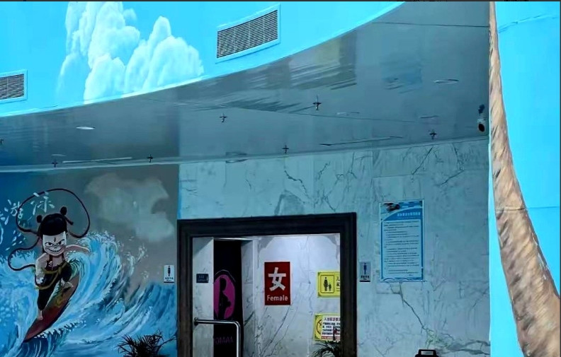 5月8日晚，南京维景国际大酒店的女更衣室里，发生了令人发指的一幕。朱女士刚脱