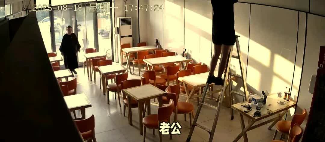这女的可真虎呀，差点把老公原地送走了。8月18日，在辽宁，男子在店里站在梯子