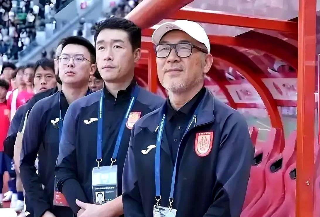 铜梁龙不升超就不发工资，这话不是狠话，是活命的底线。中甲一年五千多万烧钱，中超