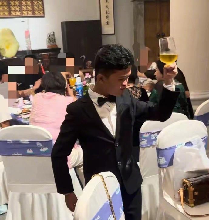 网红“小马云”参加晚宴，西装革履气场全开，频频举杯毫不怯场。