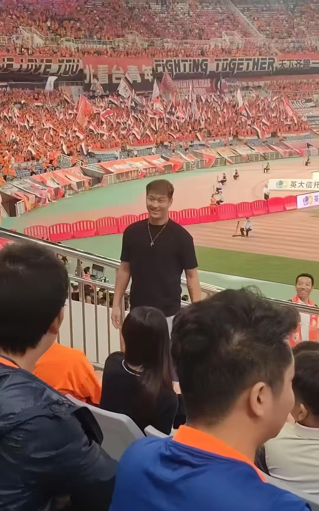 京鲁大战！有球迷爆料，郭田雨现身济南奥体中心！在泰山队主场的比赛中，球队以6-
