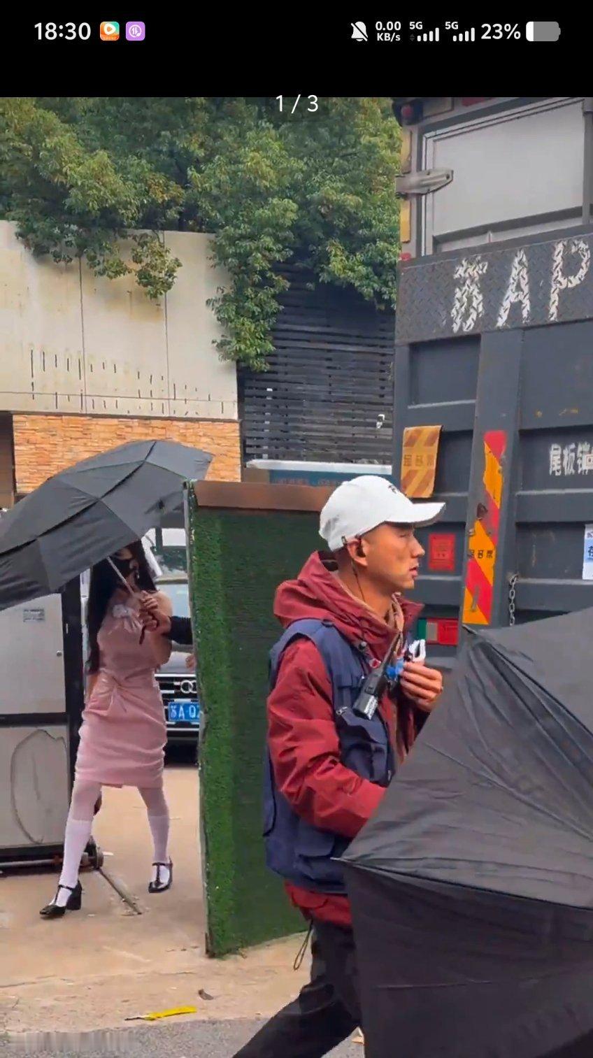 高跟鞋配白袜子两个腿好像萝卜插地里，，，好chou​​​