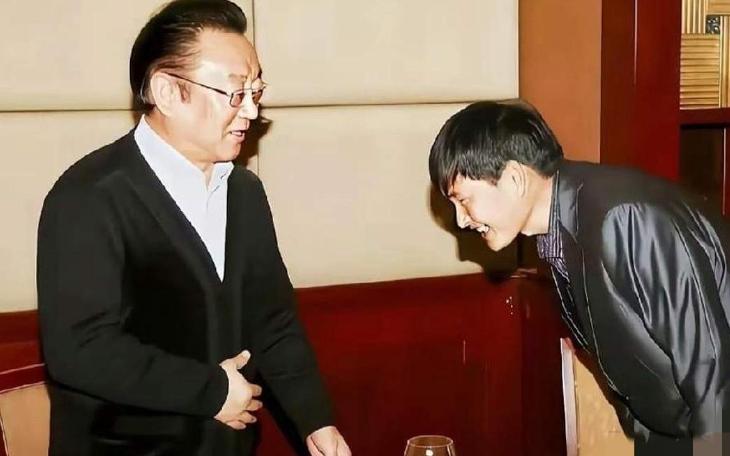 大衣哥刚红那会儿专门设宴款待蒋大为，酒喝到一半，他走过去对着蒋大为结结实实弯下腰