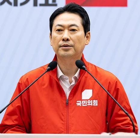 5日，韩国国民力量党党首张东赫因选举惨败，陷入下台舆论漩涡。该党在地方选举中遭受