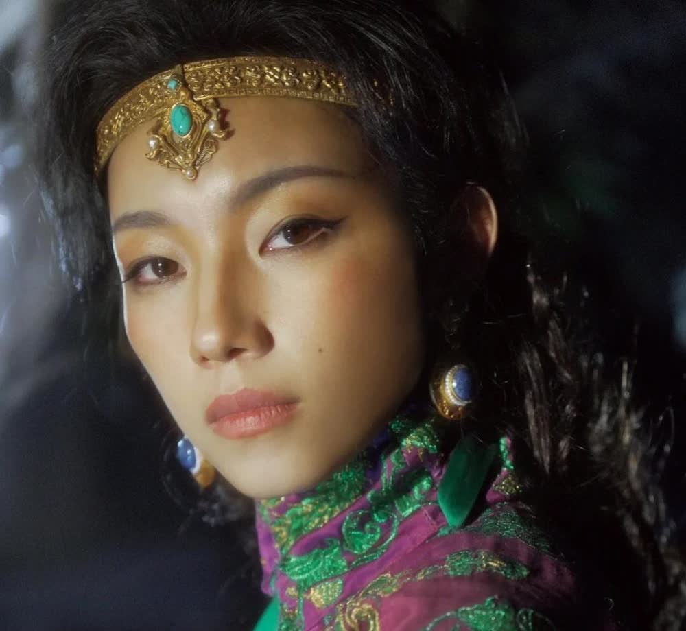 我是没有想到那尔那茜和她妈妈居然是校友那尔那茜读的上戏班，是2008