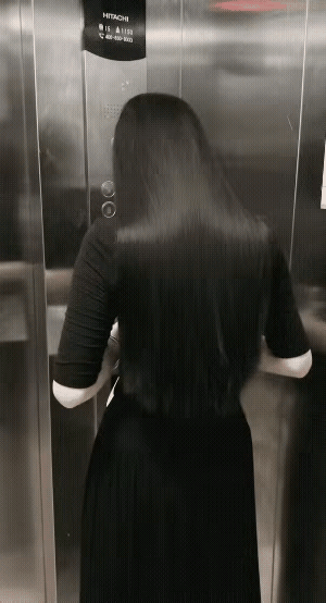 长发披肩的她，一定是一个大美女吧😍