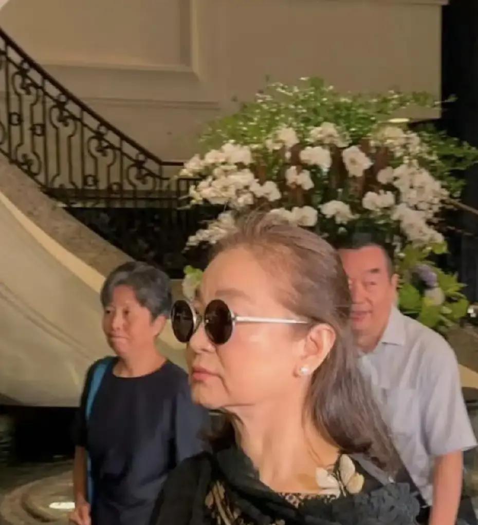 当年红透半边天的林青霞刚到香港那阵子，胆小得连跟出租车司机讲价都不敢，要不是施南