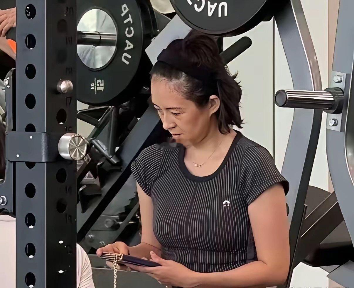 网友偶遇47岁章子怡健身，没有化妆。素颜状态略显憔悴，脸色暗黄，褪去明星光环，看着和普通人一样。​