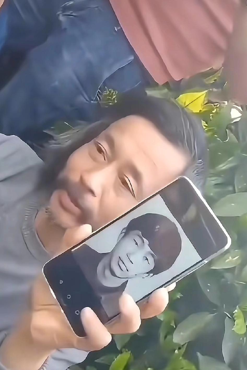 上海金山新农中学毕业的同学们你们还记得这位老师吗？集体照和沈巍老师年轻时相似度9