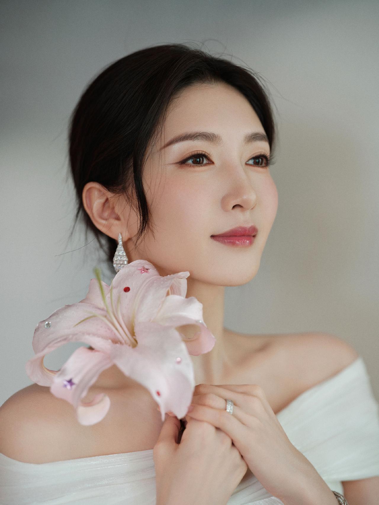 岁月静好状态的美丽姑娘[玫瑰]江疏影