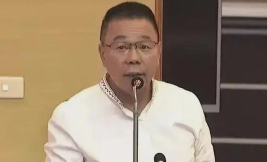岛内军购案吵翻了天，结果国民党一位议员突然来了一招“神助攻”，直接把民进党整懵了