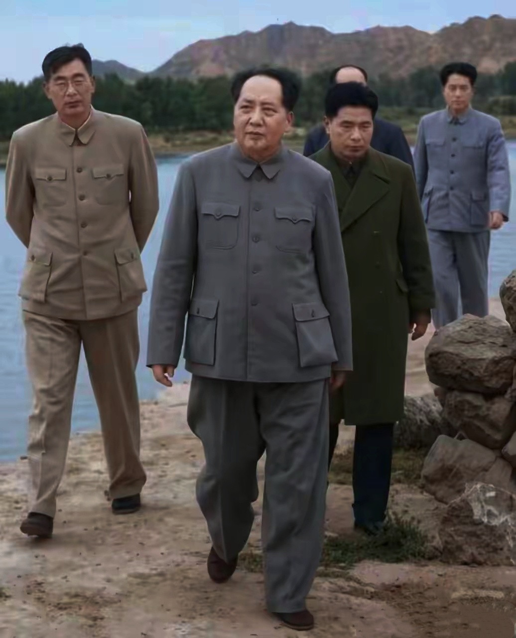 毛主席下基层！