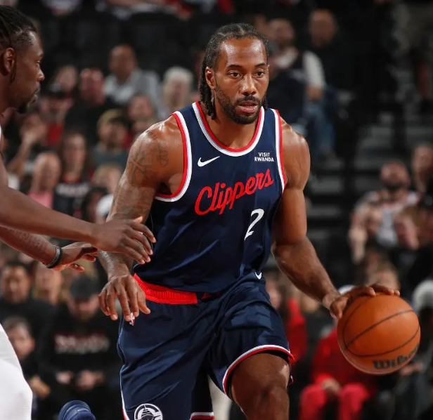 小卡今年算是给之前还债了，之前快船兵强马壮的时候，每年小卡都受伤报销被淘汰不