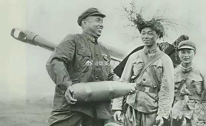 这就是上将力量，一百多斤的炮弹，轻松拿起来！