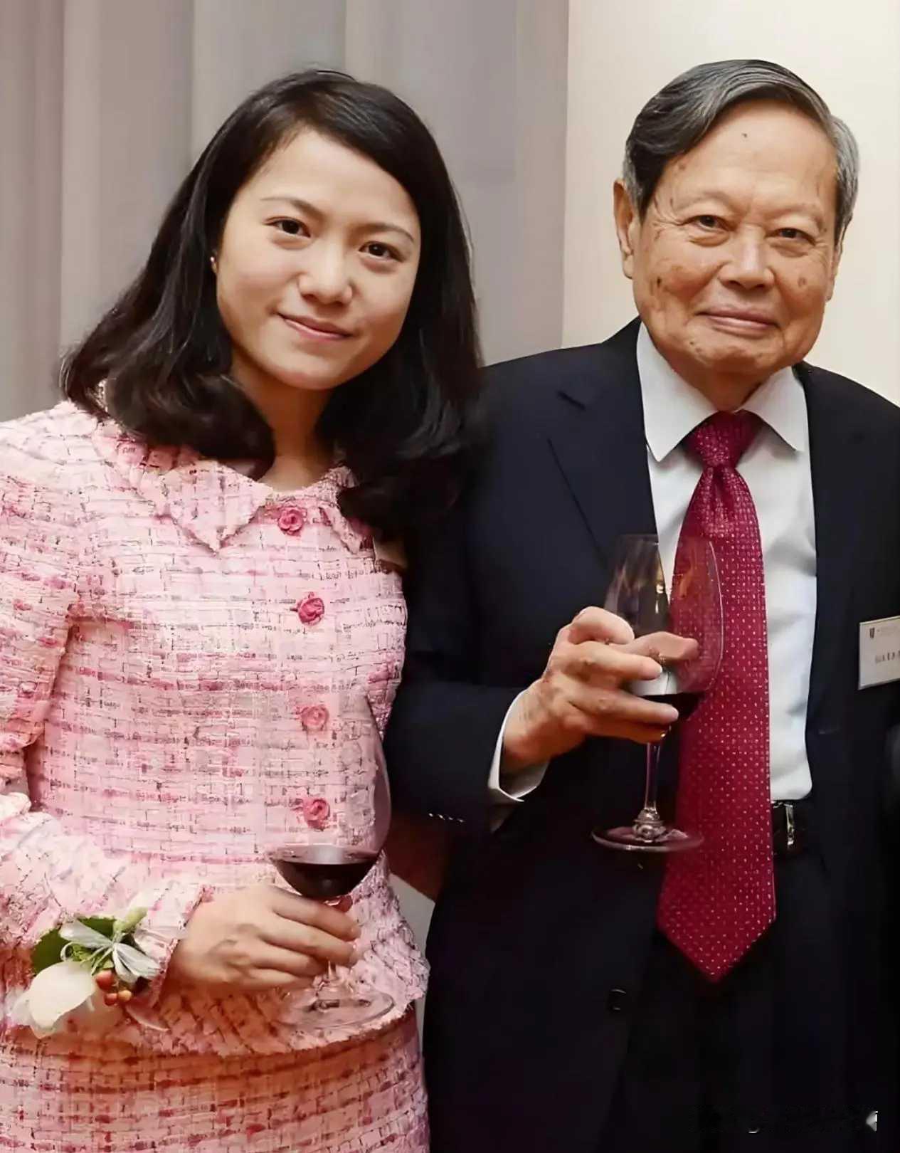 送别先生后,过了二十几年的稳定生活,翁帆怎么生活?其实根本不用操心这个,