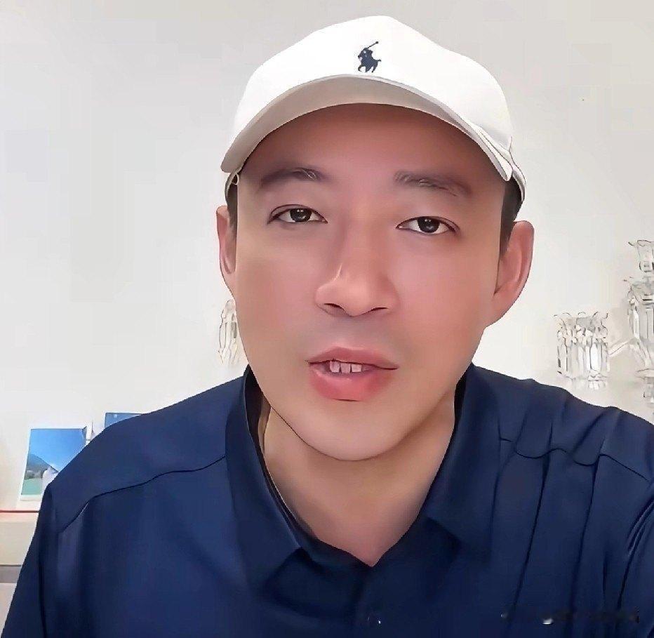 小儿子只认爸爸抱，不抱就哭抱了就笑，汪小菲几天不见就想得不行，网友问：这娃娃咋这
