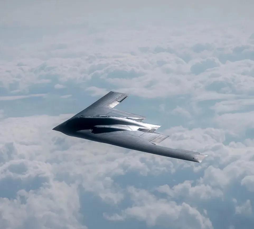 6架美国B-2隐形战略轰炸机正在飞往太平洋关岛空军基地。关岛与伊朗的距离约为7