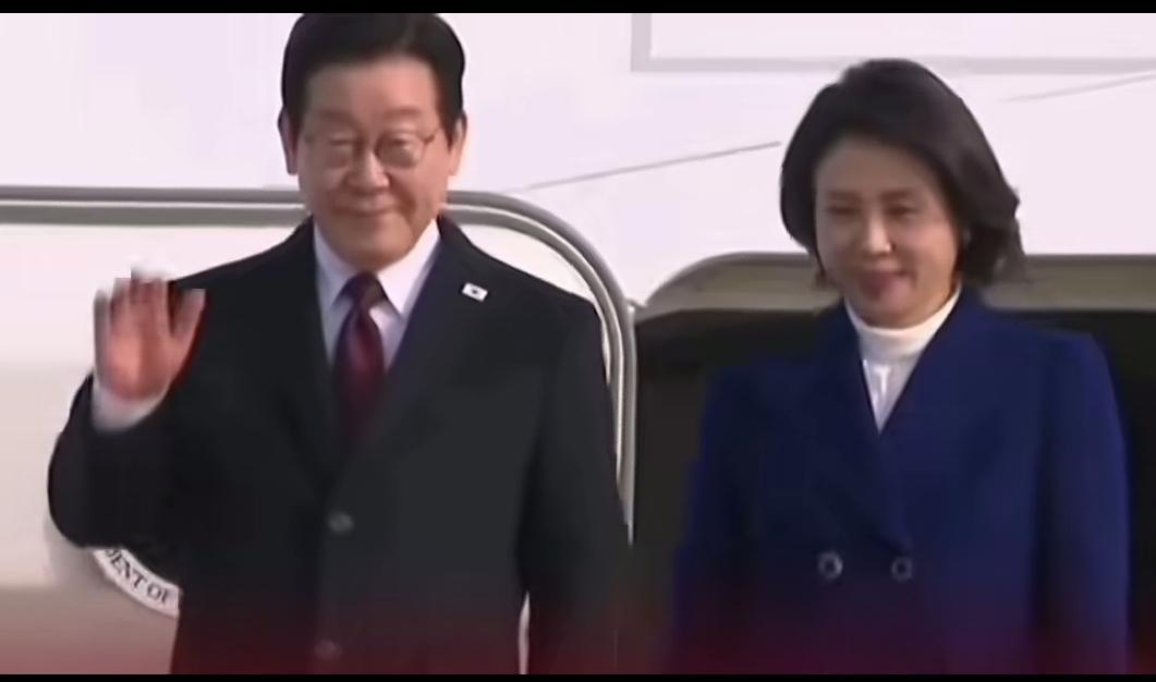 李夫人的气质，绝了！温婉儒雅，非常有气质，举止也得体，神态非常自然，有亲和力，