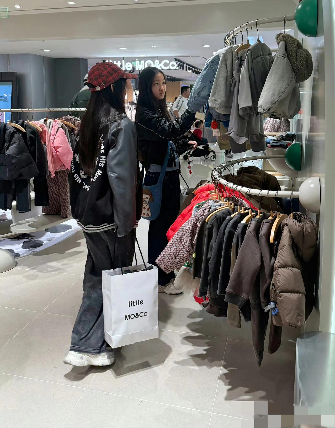 赵子琪的两个女儿如今已亭亭玉立，大女儿火星今年14岁，小女儿木星13岁。姐妹俩眉