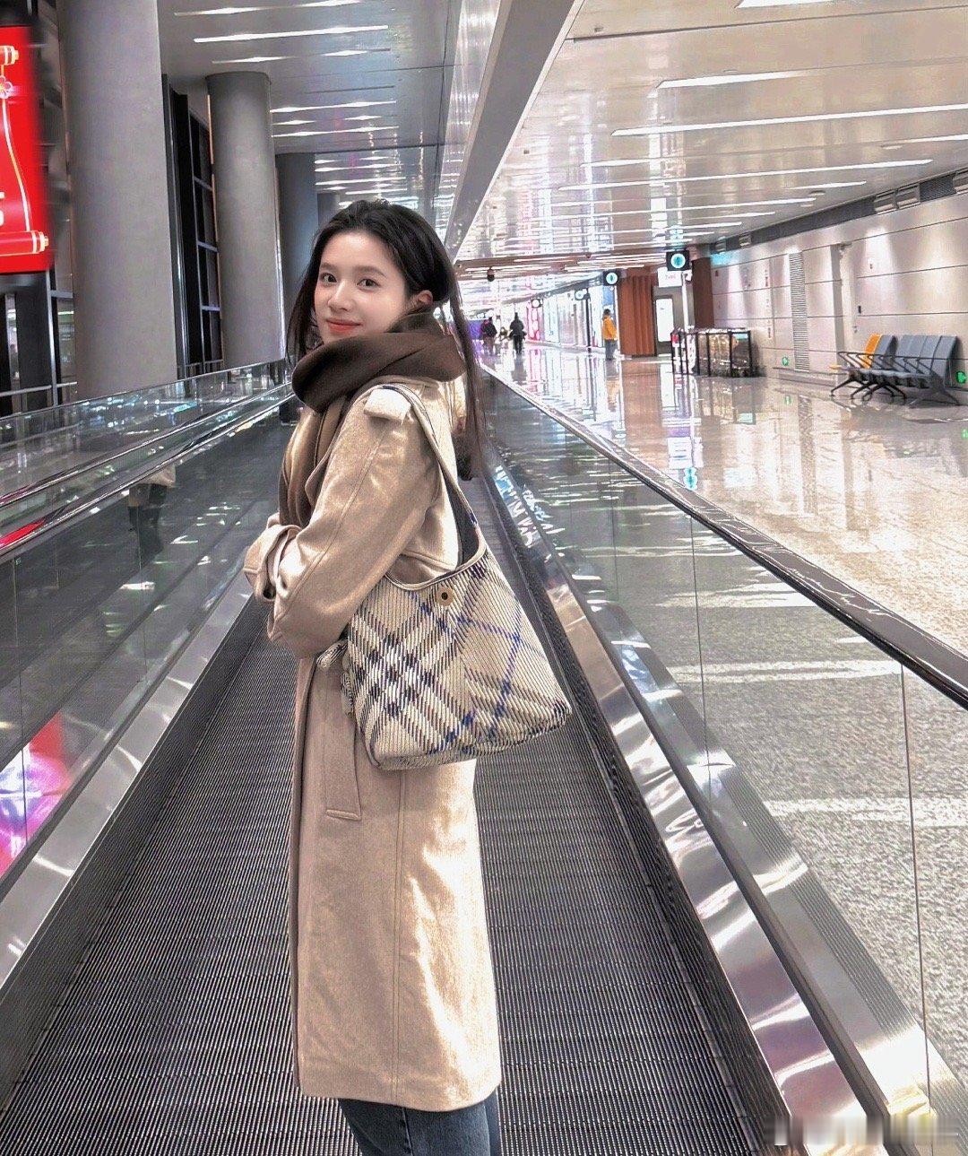 张婧仪完美呈现了我理想中的旅游样貌就是特松弛不硬凹，那种旅行中随随便便抓拍几张但