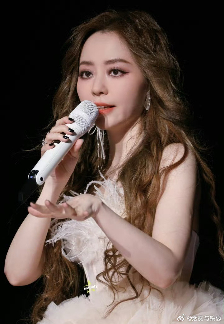 张靓颖回应do脸翻车张靓颖广州演唱会一直女王脸直言不讳“刚打了医美针笑不太出来