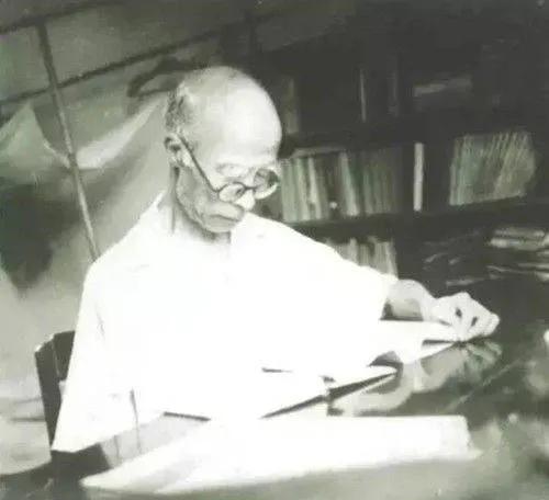 1953年，59岁的吴宓被一20岁的女大学生热烈追求，为了追到吴宓，女学生天天跑