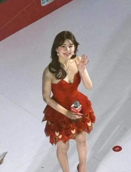 能理解女明星为什么爱捂住胸口了…什么角度都有摄像机，防不胜防