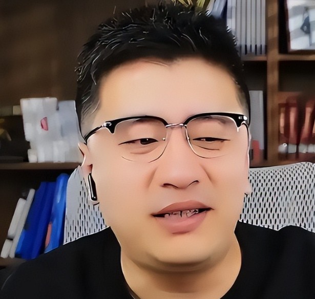 张雪峰离世才3天，吴京就出现身体警报，网友急劝他去医院，对方依然是不当回事说感谢