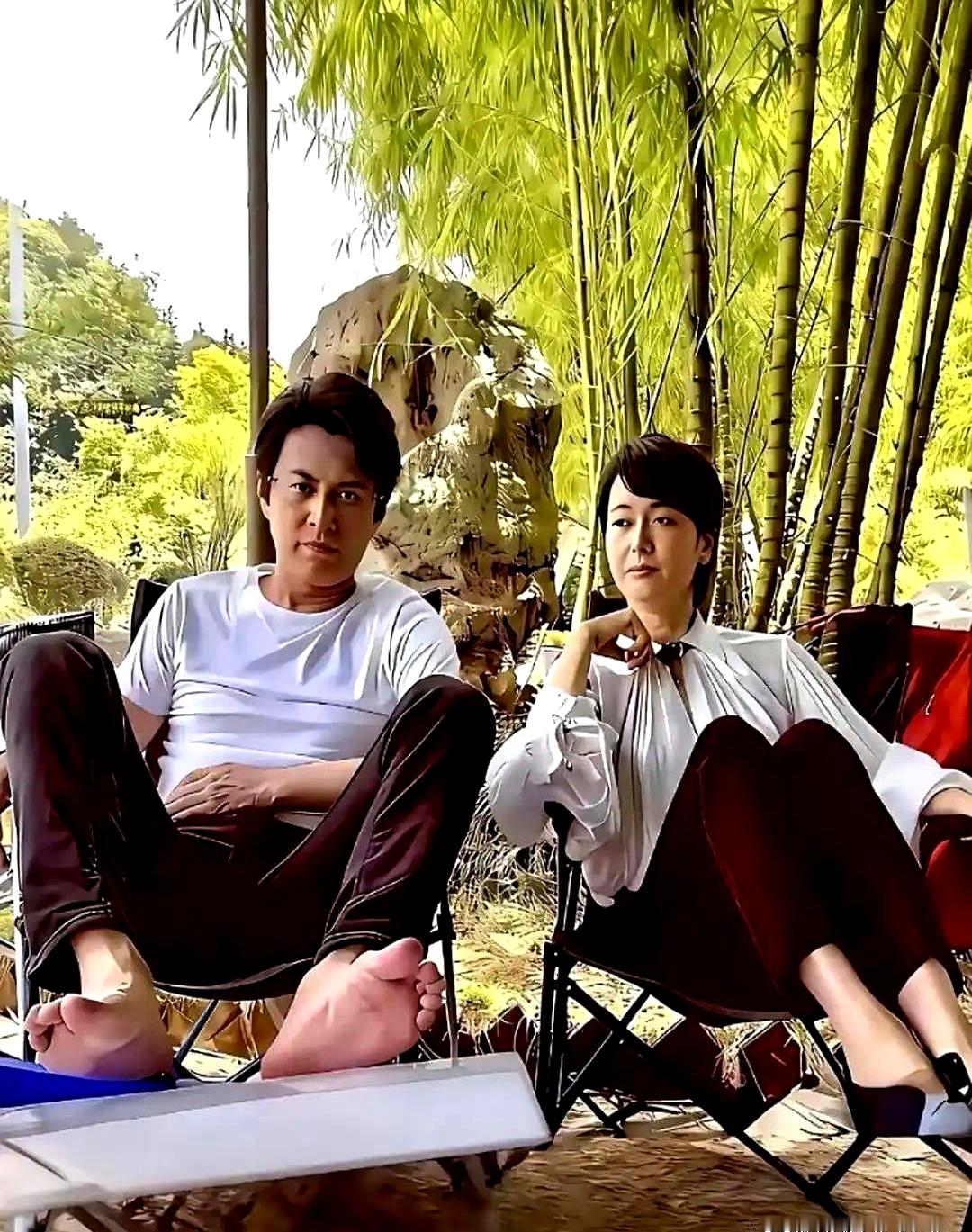 靳东和左小青早年在竹林拍戏的抓拍照又被翻出来了，没有十级美颜，两人一人一把简易折叠椅瘫坐着，连个助理