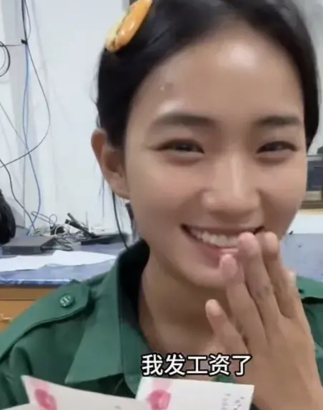 佤邦女兵月薪300块。你都想象不到，她有多快乐，快乐的源泉仅仅是发了300块。这
