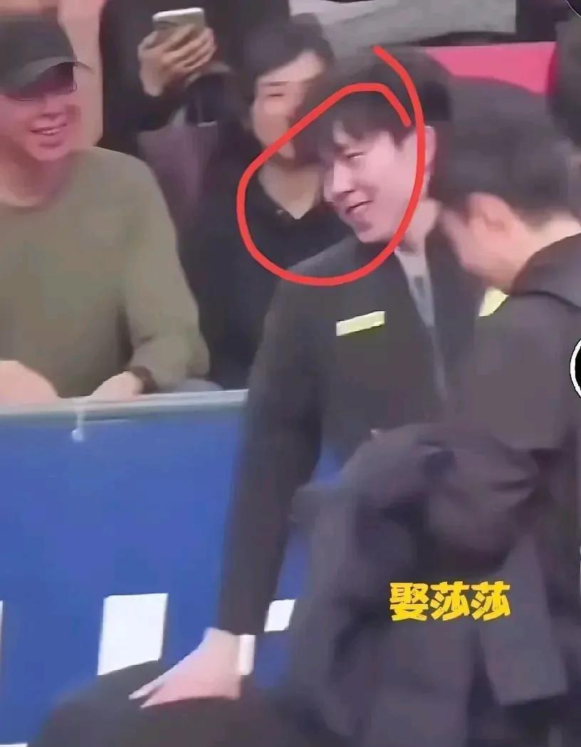乒超联赛上，王楚钦脸红了，还跟个小姑娘似的扭扭捏捏，这事儿说起来挺逗。当时大头