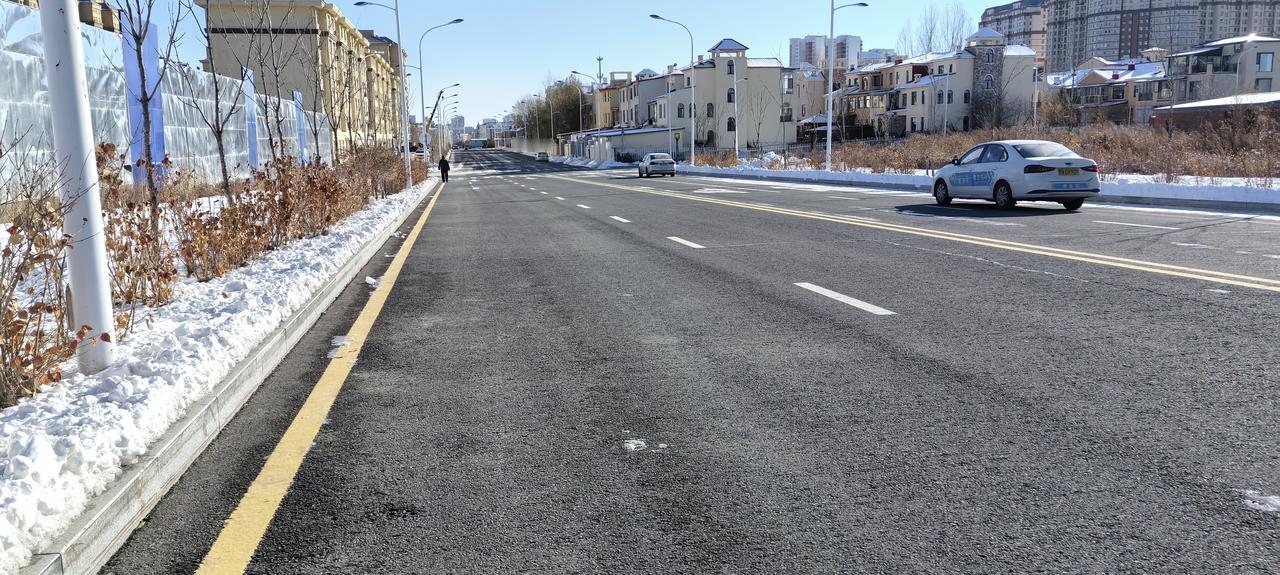 又到了冰天雪地的时候，我们这个黑龙江小城下了两天的小雪，又清了两天雪，昨天晚间老