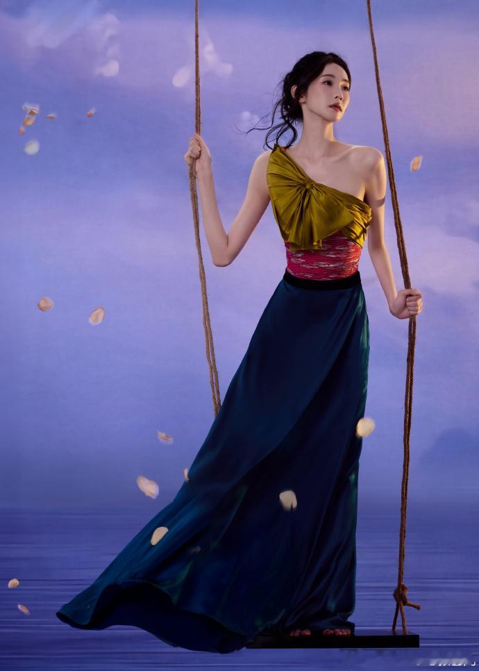 张艺凡蓝纱遮眼张艺凡海边荡秋千海边秋千摇晃，张艺凡蓝纱覆眼，把梦幻唯美与灵动气
