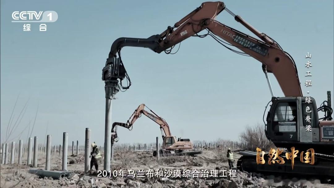 治沙界又添一员猛将腾格里、库布其沙漠现“蓝色海洋”！光伏板组防风屏障，板下滴灌育