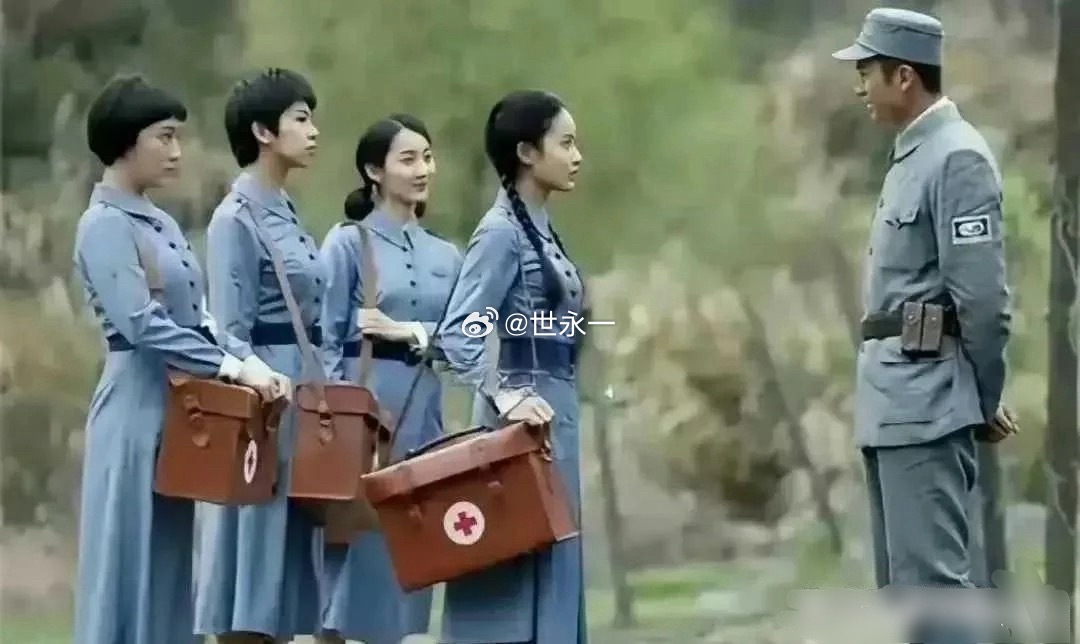 左边是真实照片，右边是影视作品