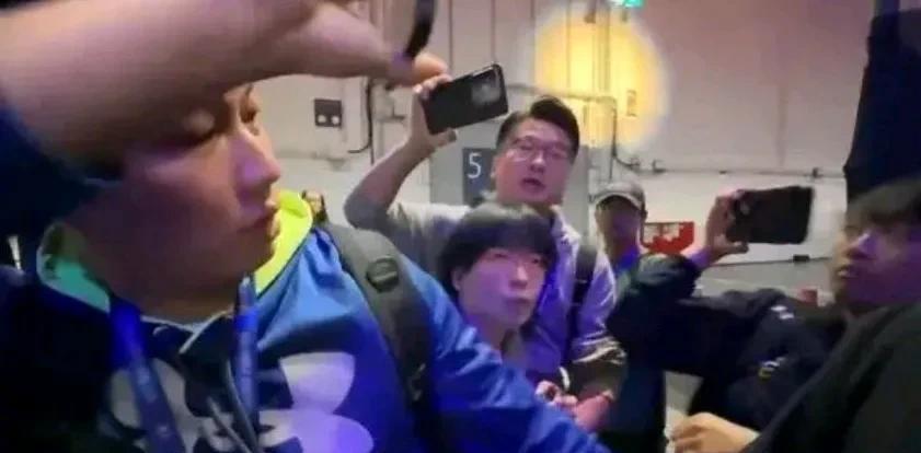 一个“世大运事件”就把所有的魑魅魍魉全给“炸”出来了。赖蛤蟆说：中国违背运动家