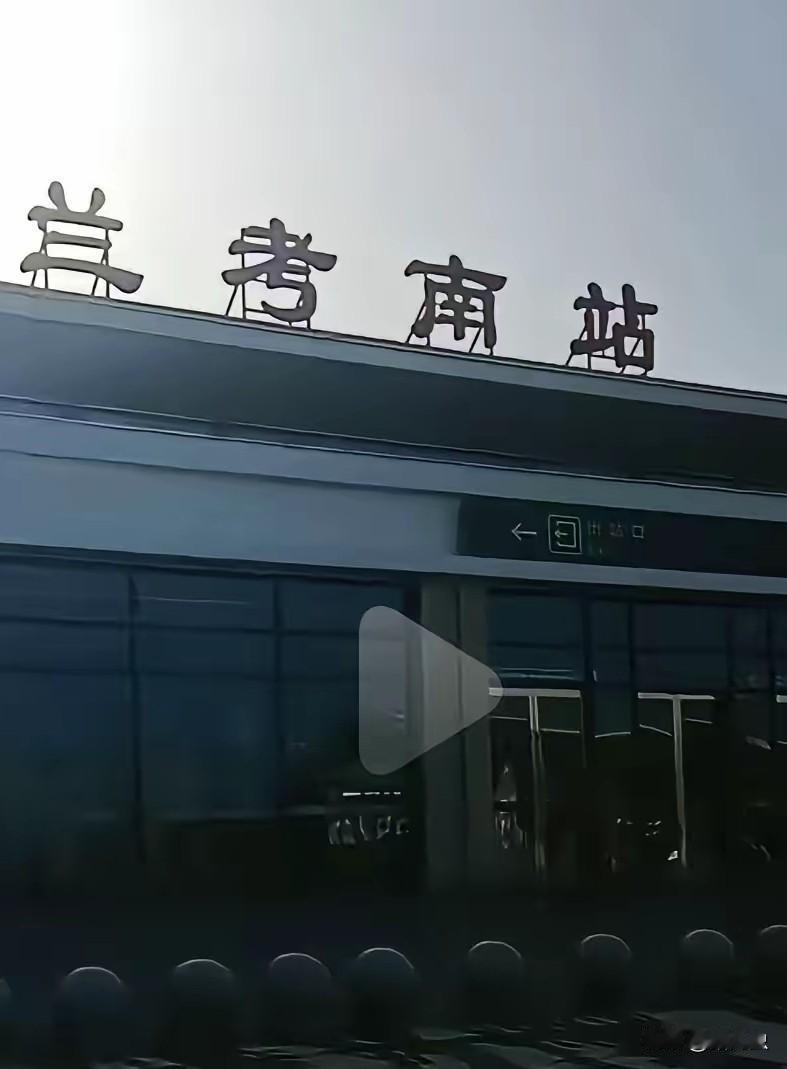 郭杜这波“南辕北辙”的操作真是把“怂”字演绎得淋漓尽致长沙庭审近在眼前，东篱