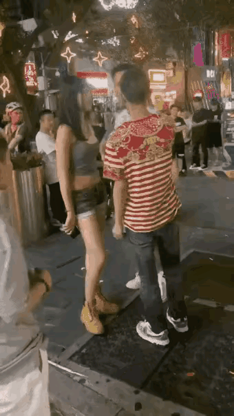 这三个年轻人，感觉都像小混混一样，包括这个女孩在内，穿着打扮，包括他们的纹身，都