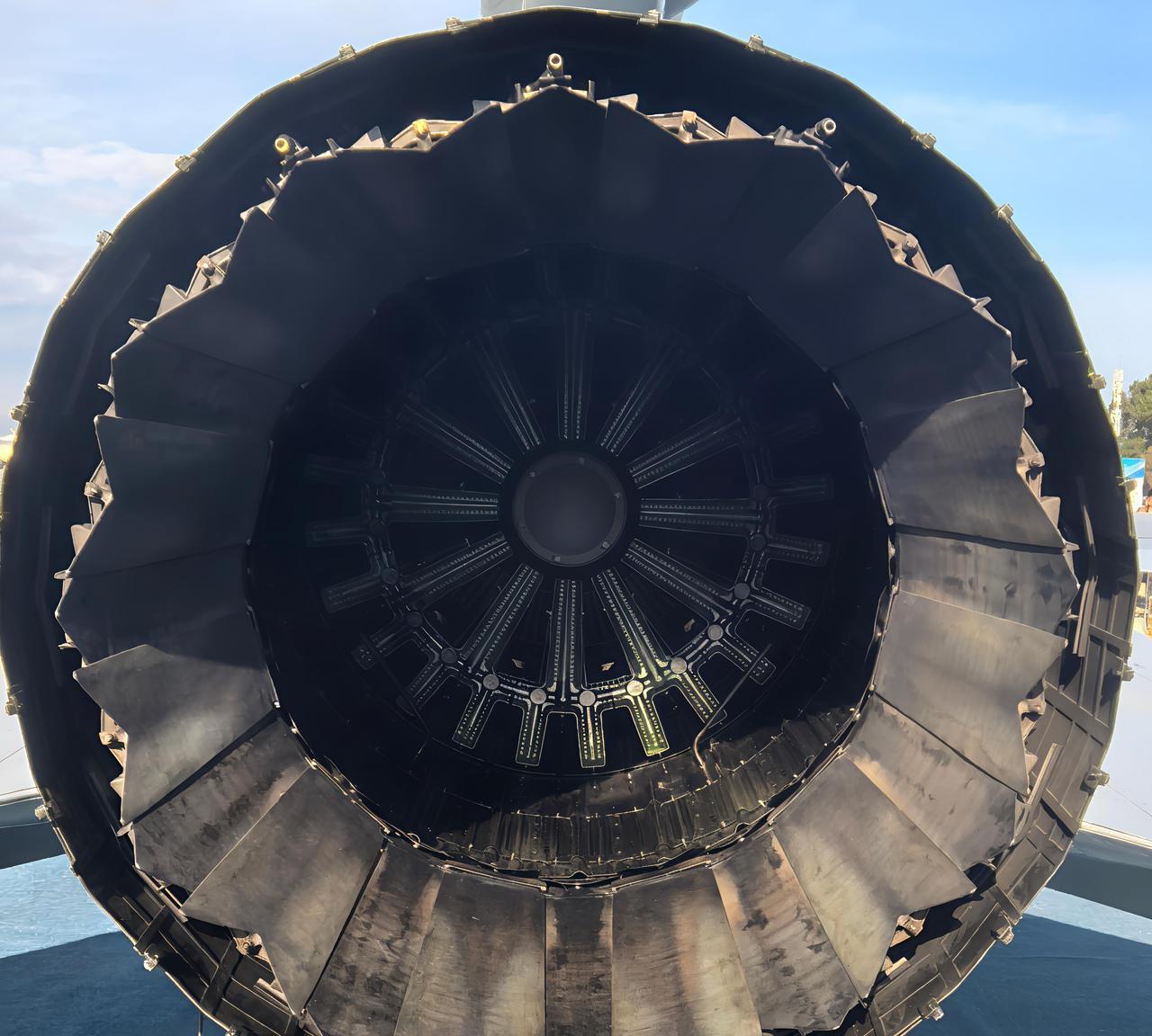 长春航展JF-17B双座枭龙战斗机的迷之发动机特写镜头。该机能空中加油，对空对地