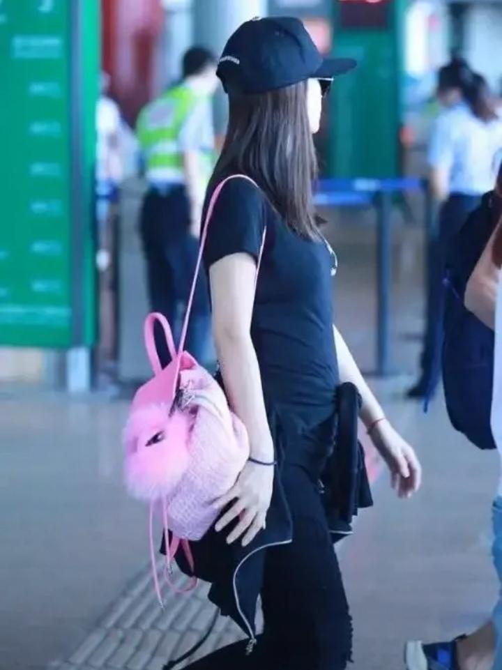 一位38岁的女子，孩子小学都快毕业了，她却意外的又怀孕了。她告诉老公，他说养一个