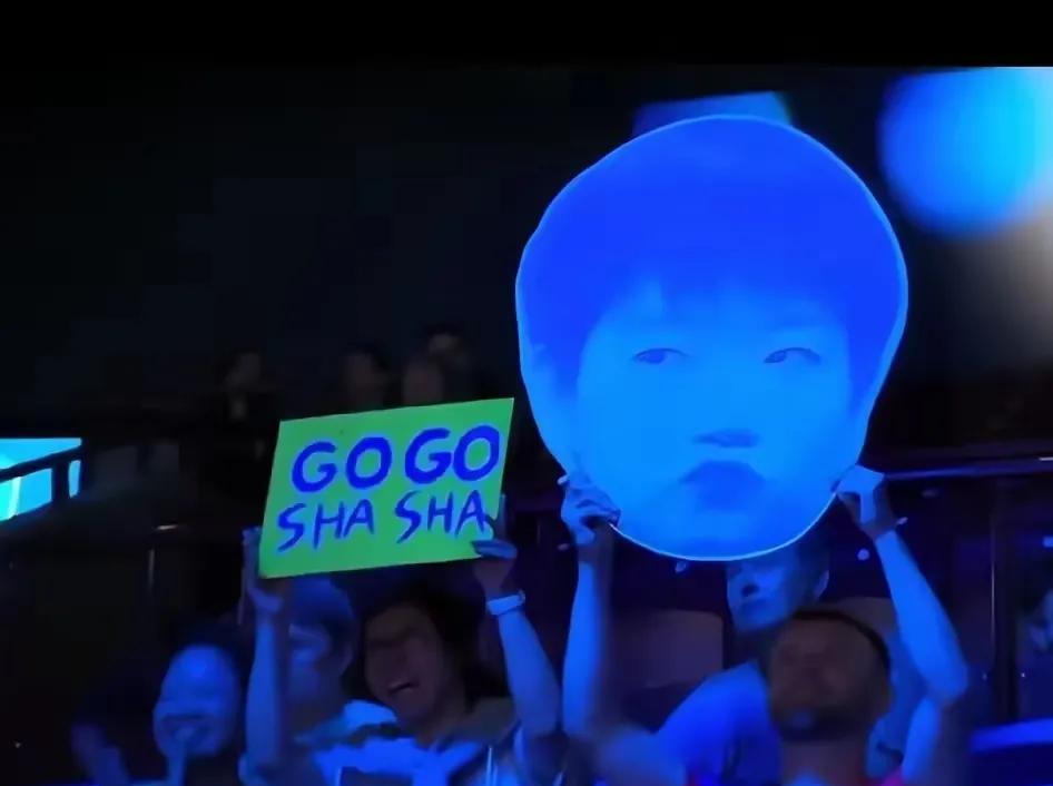 我说这是哪个显眼包举个这么可爱的孙颖莎怎么还那么眼熟呢？多尔不过你小心到北京王楚