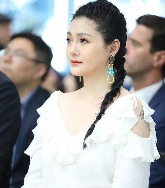 大家都看到了，汪对孩子真的很负责任，很多离婚后不管不顾男的一样潇洒！而且都二婚