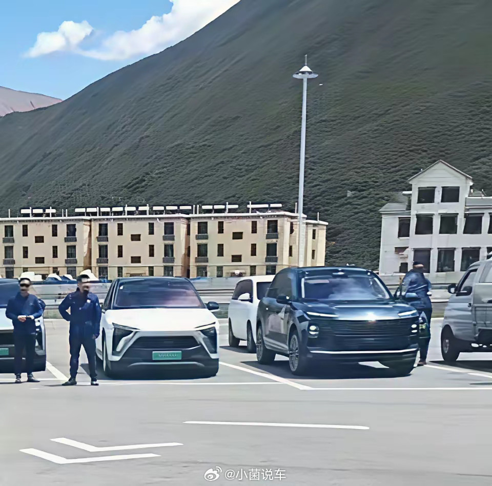 哈哈在318上的初代和三代ES8。这差距真的有点大啊。小菌车视界大v聊车​