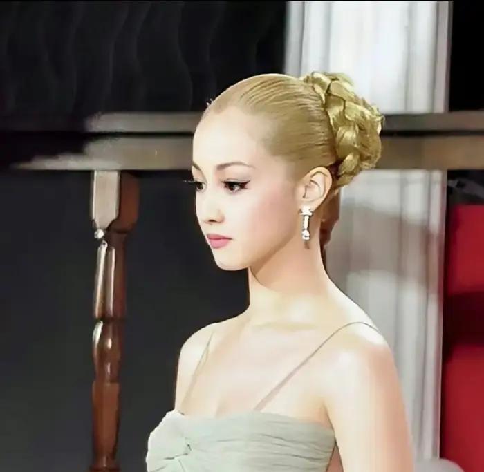 “一个月5次，超过就按50万一次收费！”2009年，亚洲第一美人泽尻英龙华即将结